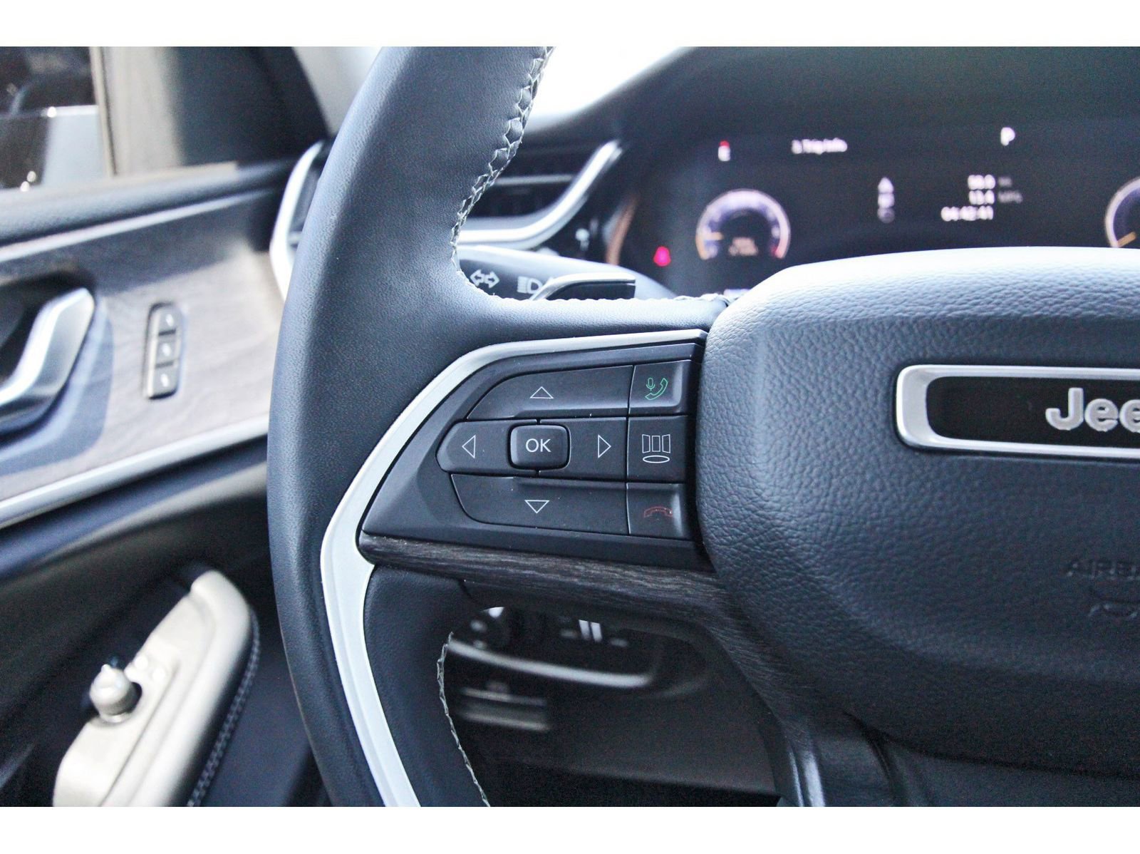 Used 2023 Jeep Grand Cherokee Limited w/ Luxury Tech Group II RWD image 23