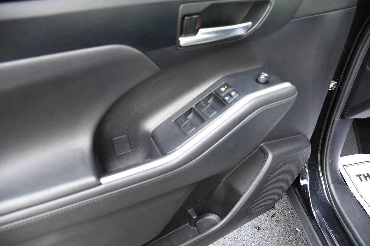Used 2022 Toyota Highlander XLE AWD/4WD image 14