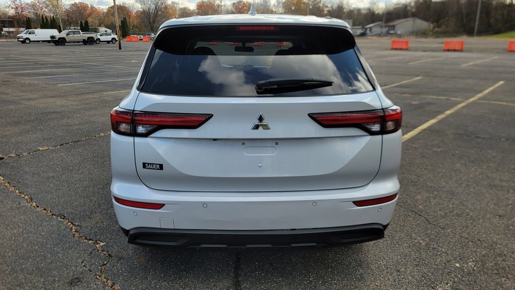 Used 2022 Mitsubishi Outlander ES image 10