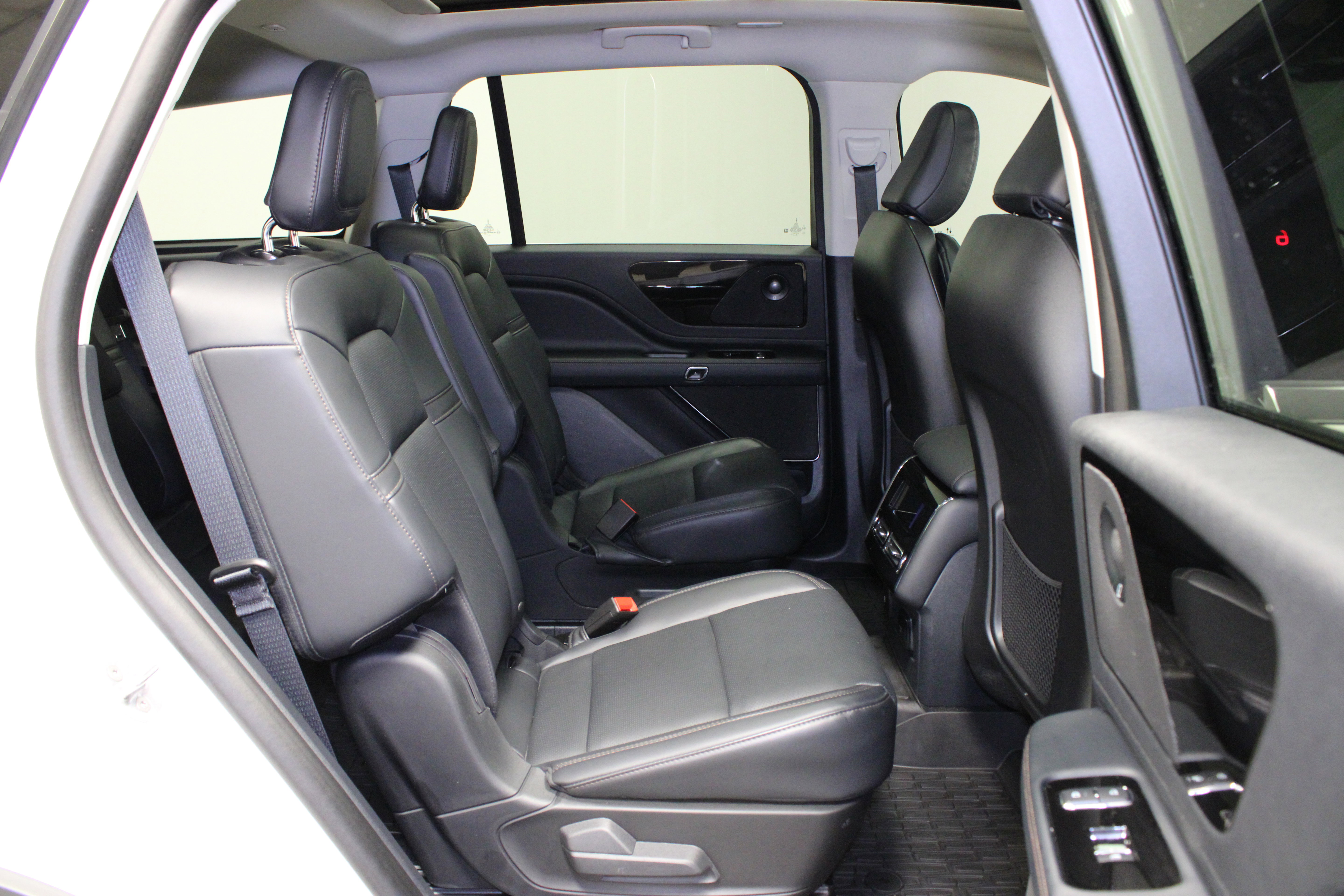 Used 2025 Lincoln Aviator AWD w/ Equipment Group 101A image 16