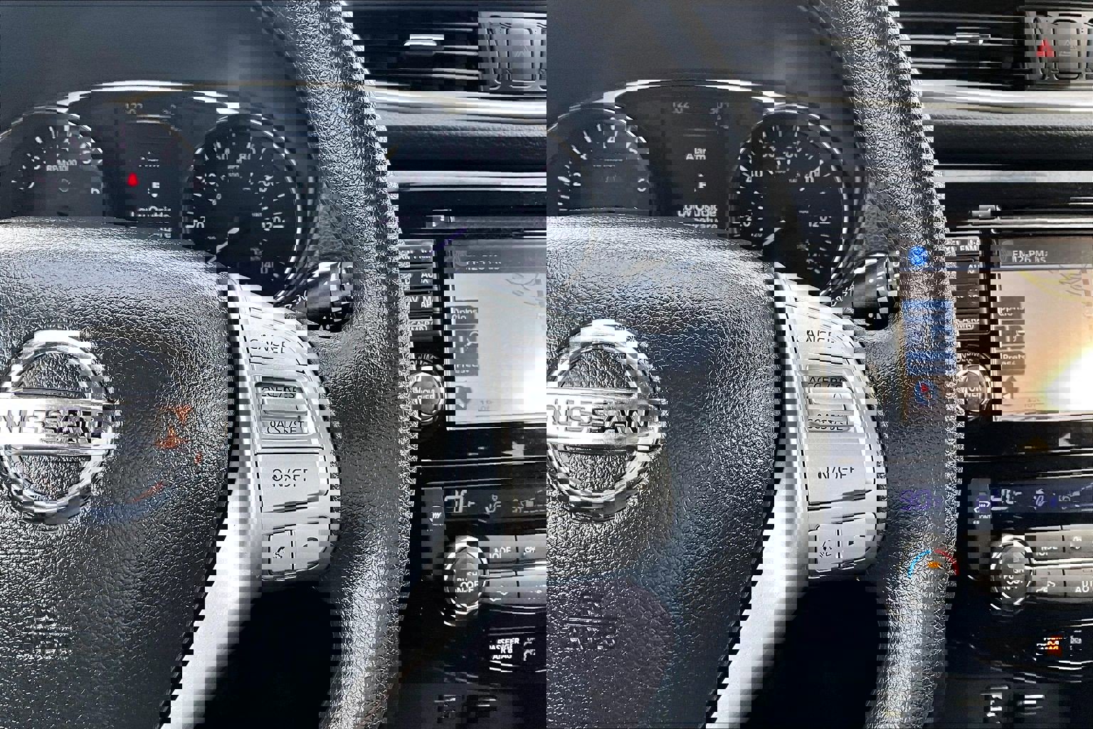 Used 2016 Nissan Rogue SV w/ SV Premium Package image 19