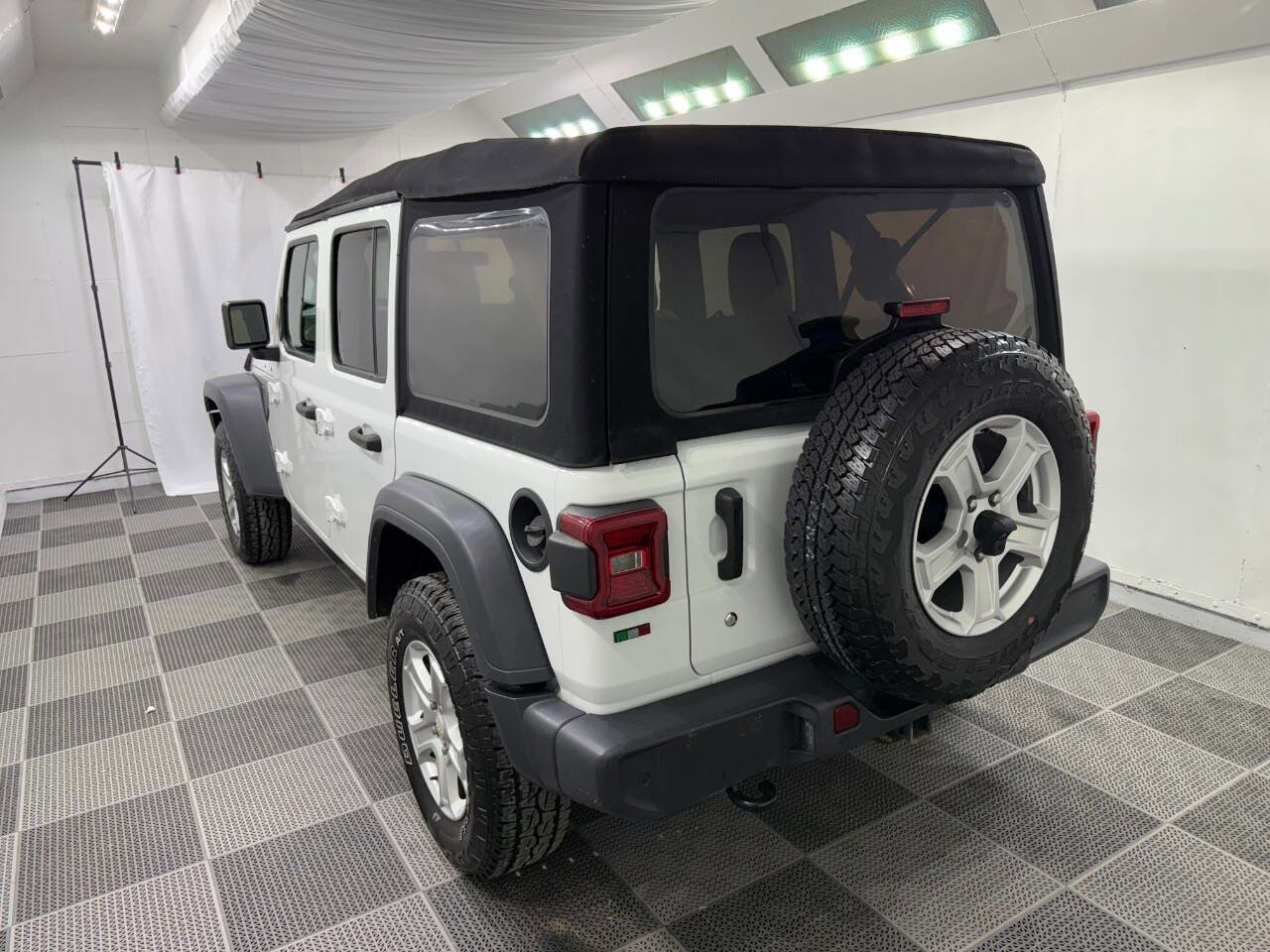 Used 2018 Jeep Wrangler Unlimited Sport S image 4