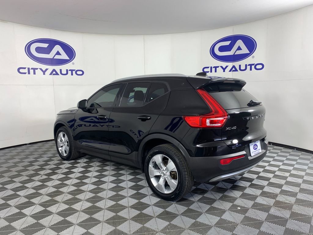 Used 2022 Volvo XC40 T5 Momentum image 5