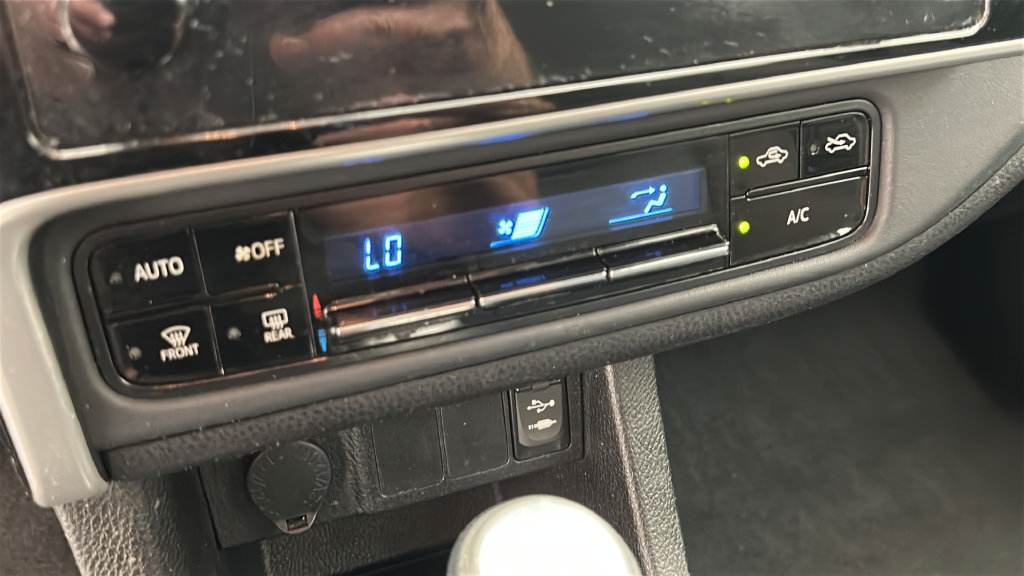 Used 2017 Toyota Corolla LE FWD image 16