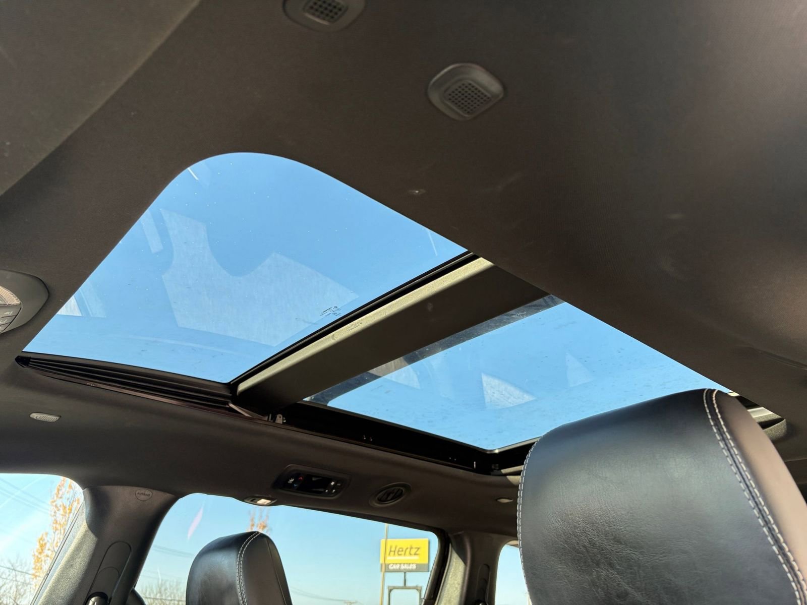 Used 2025 Chrysler Pacifica Limited image 32