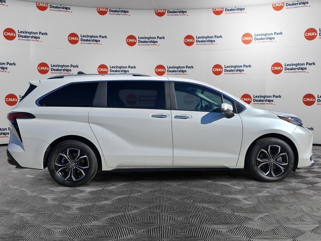 Used 2025 Toyota Sienna Platinum image 8