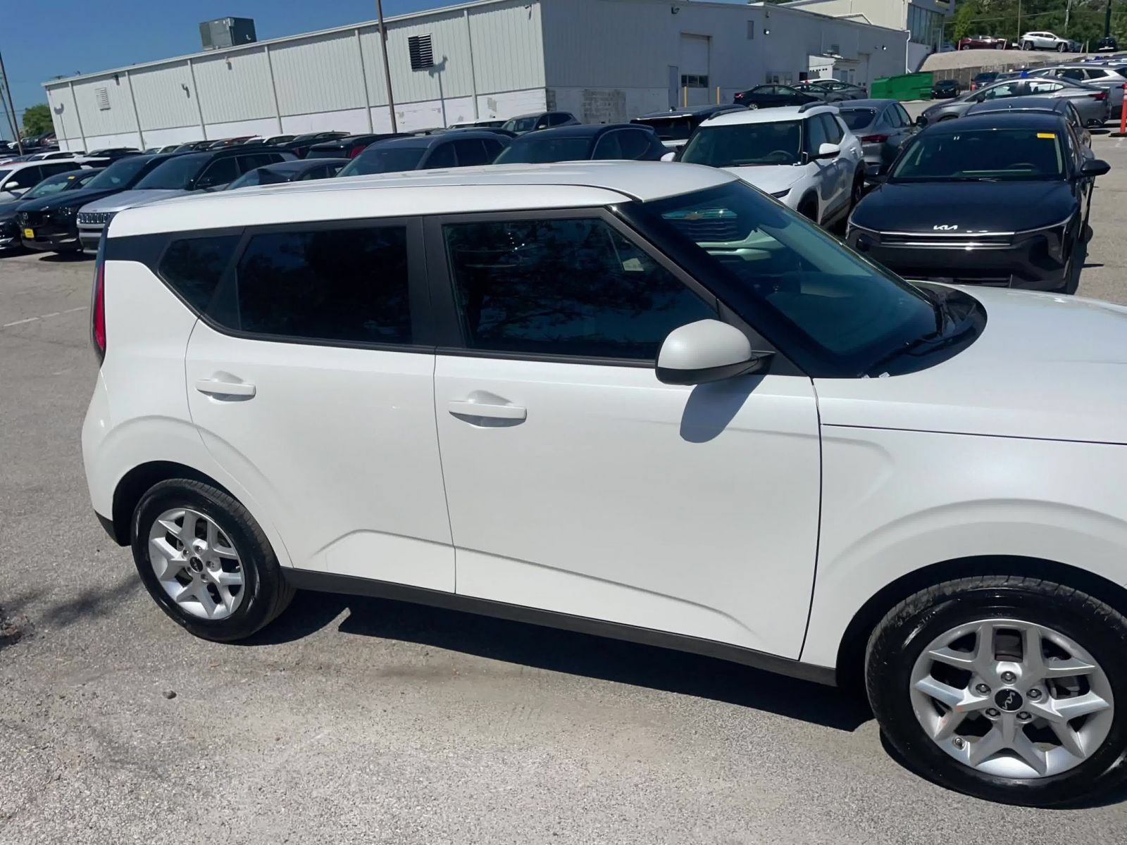Used 2025 Kia Soul LX w/ LX Technology Package FWD image 2