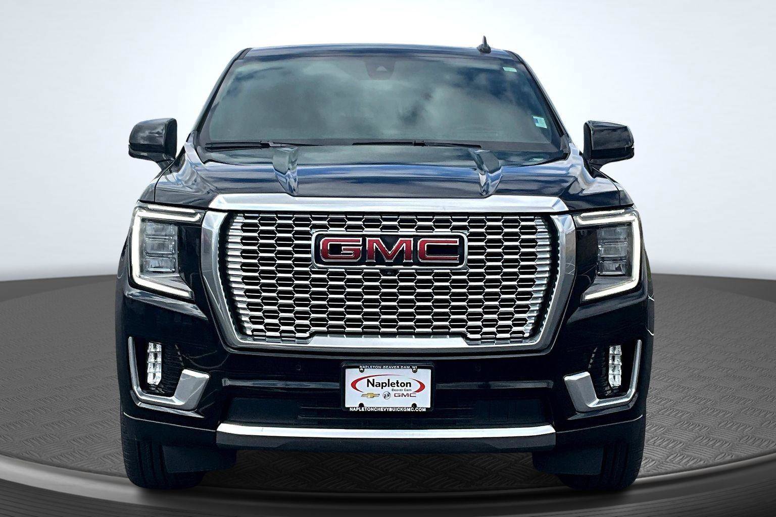 Used 2021 GMC Yukon XL Denali w/ Denali Premium Package image 3