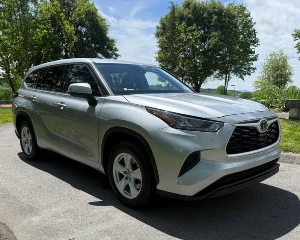 Used 2020 Toyota Highlander L FWD image 3