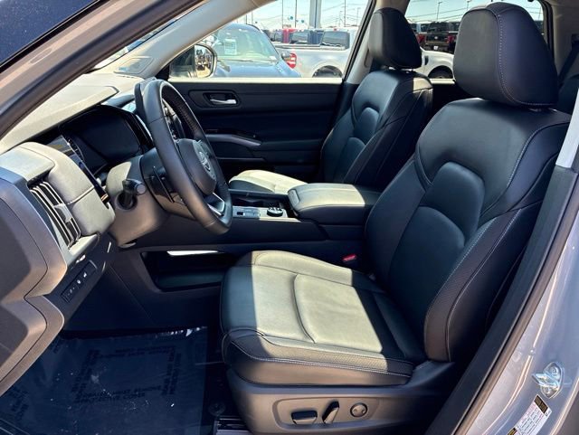Used 2025 Nissan Pathfinder SL w/ SL Premium Package AWD/4WD image 19