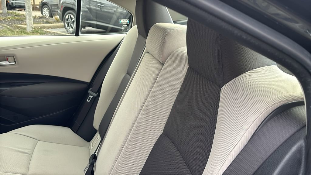 Used 2021 Toyota Corolla LE image 30