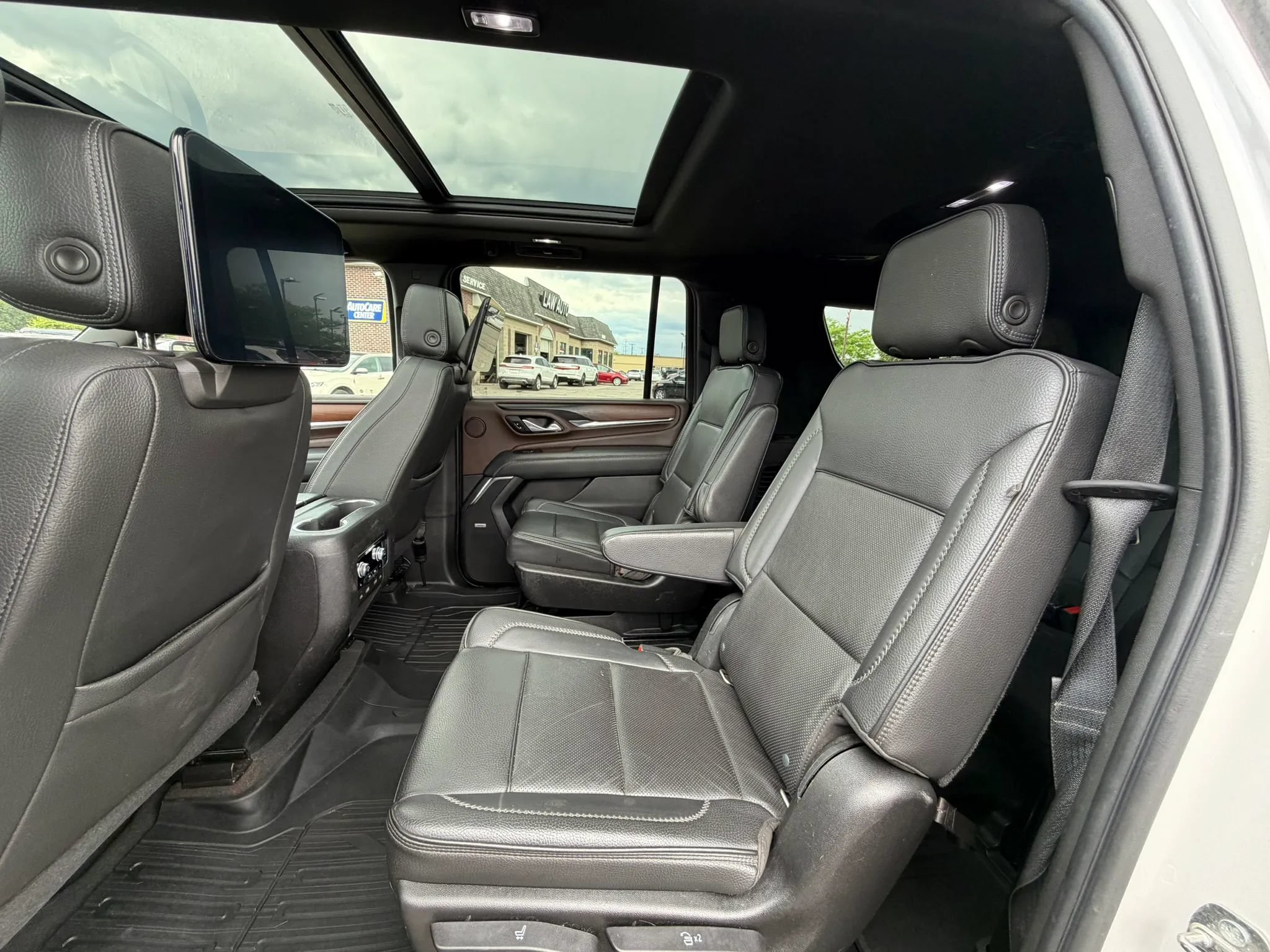Used 2021 GMC Yukon XL Denali w/ Denali Premium Package AWD/4WD image 24