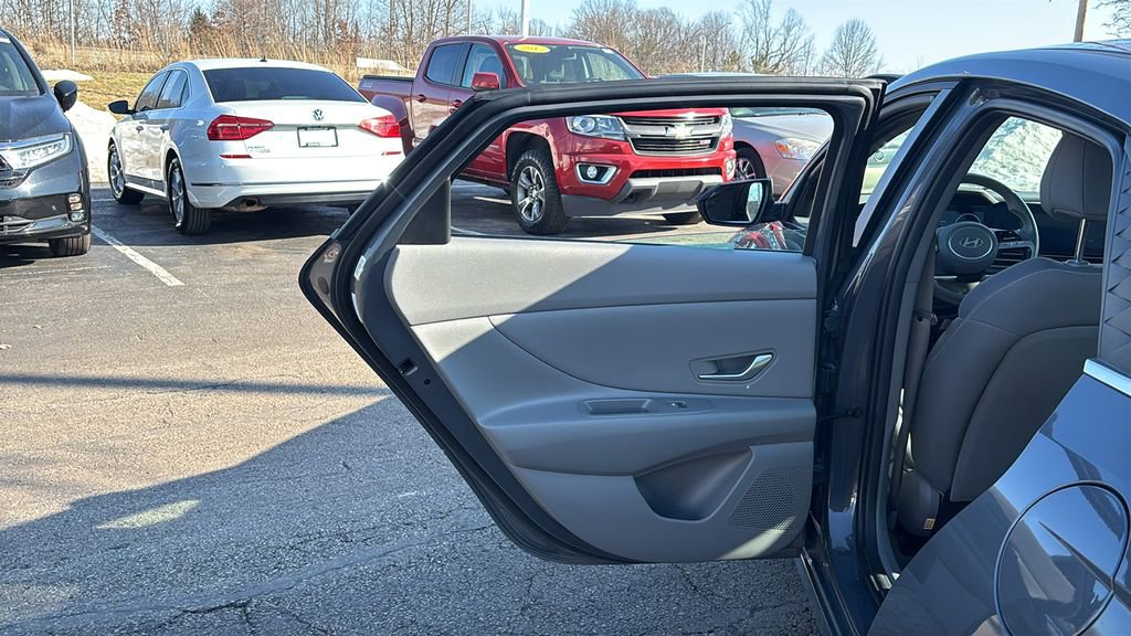 Used 2025 Hyundai Elantra SEL image 28