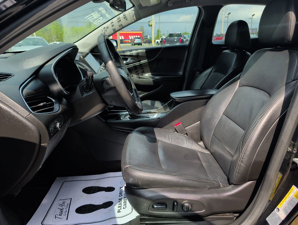 Used 2017 Chevrolet Malibu LT w/ Leather Package FWD image 8