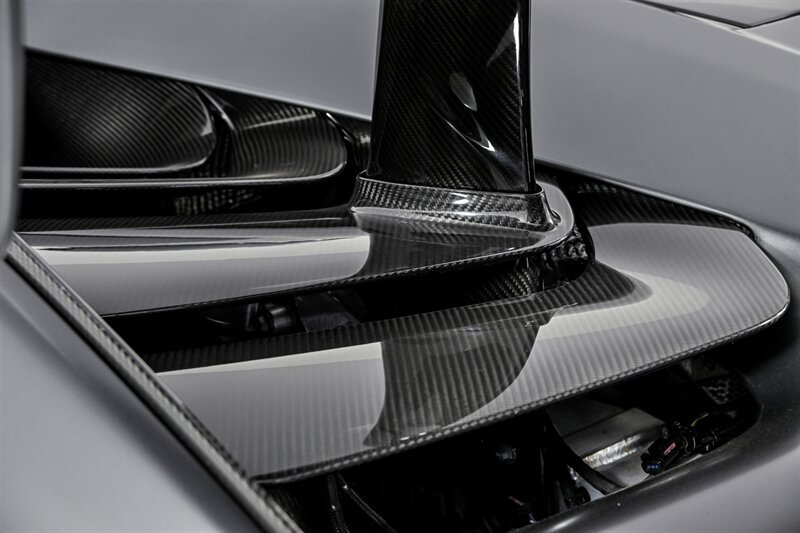 Used 2019 McLaren Senna RWD image 16