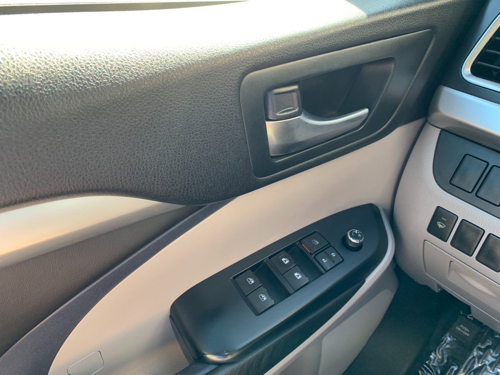 Used 2016 Toyota Highlander XLE AWD/4WD image 14