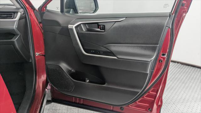 Used 2020 Toyota RAV4 LE FWD image 22