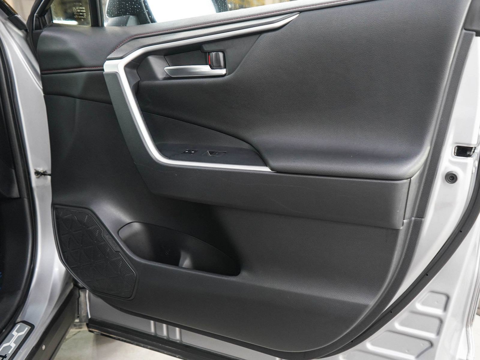 Used 2022 Toyota RAV4 XSE w/ Weather Package AWD/4WD image 9