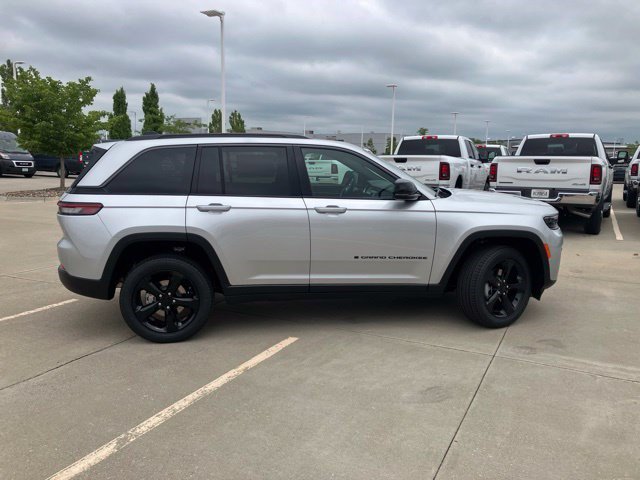 New 2026 Jeep Grand Cherokee Limited w/ Limited Altitude Package AWD/4WD image 5