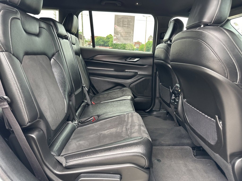 Used 2023 Jeep Grand Cherokee L Laredo image 24