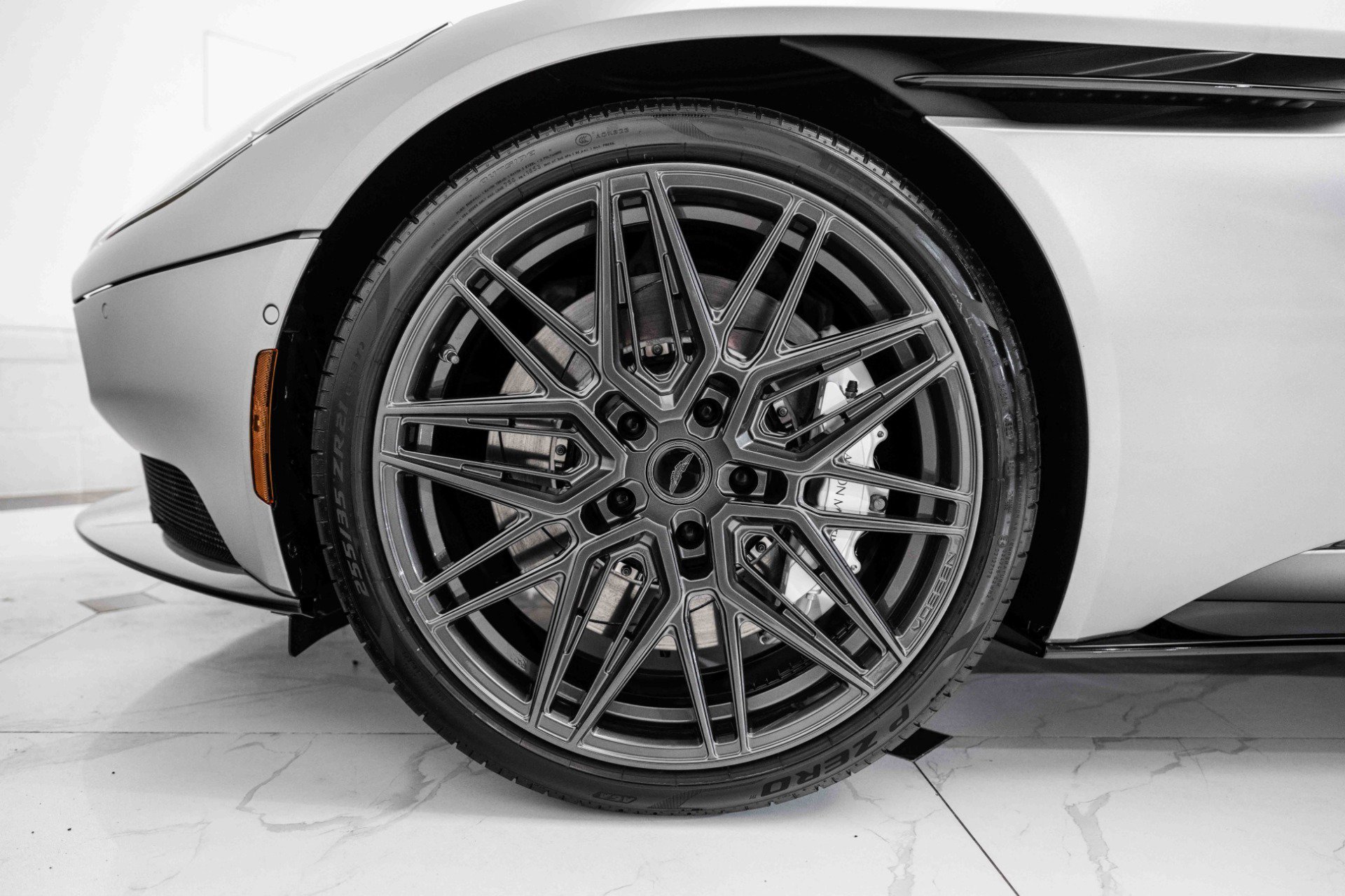 Used 2023 Aston Martin DB11 Coupe image 4