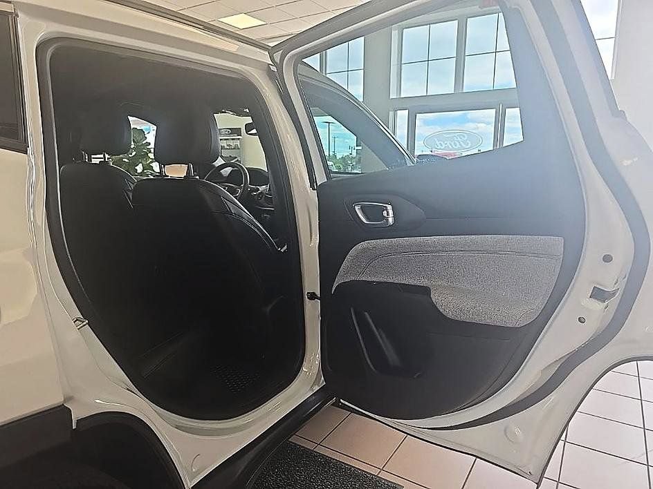 Used 2023 Jeep Compass Latitude w/ Convenience Group AWD/4WD image 33