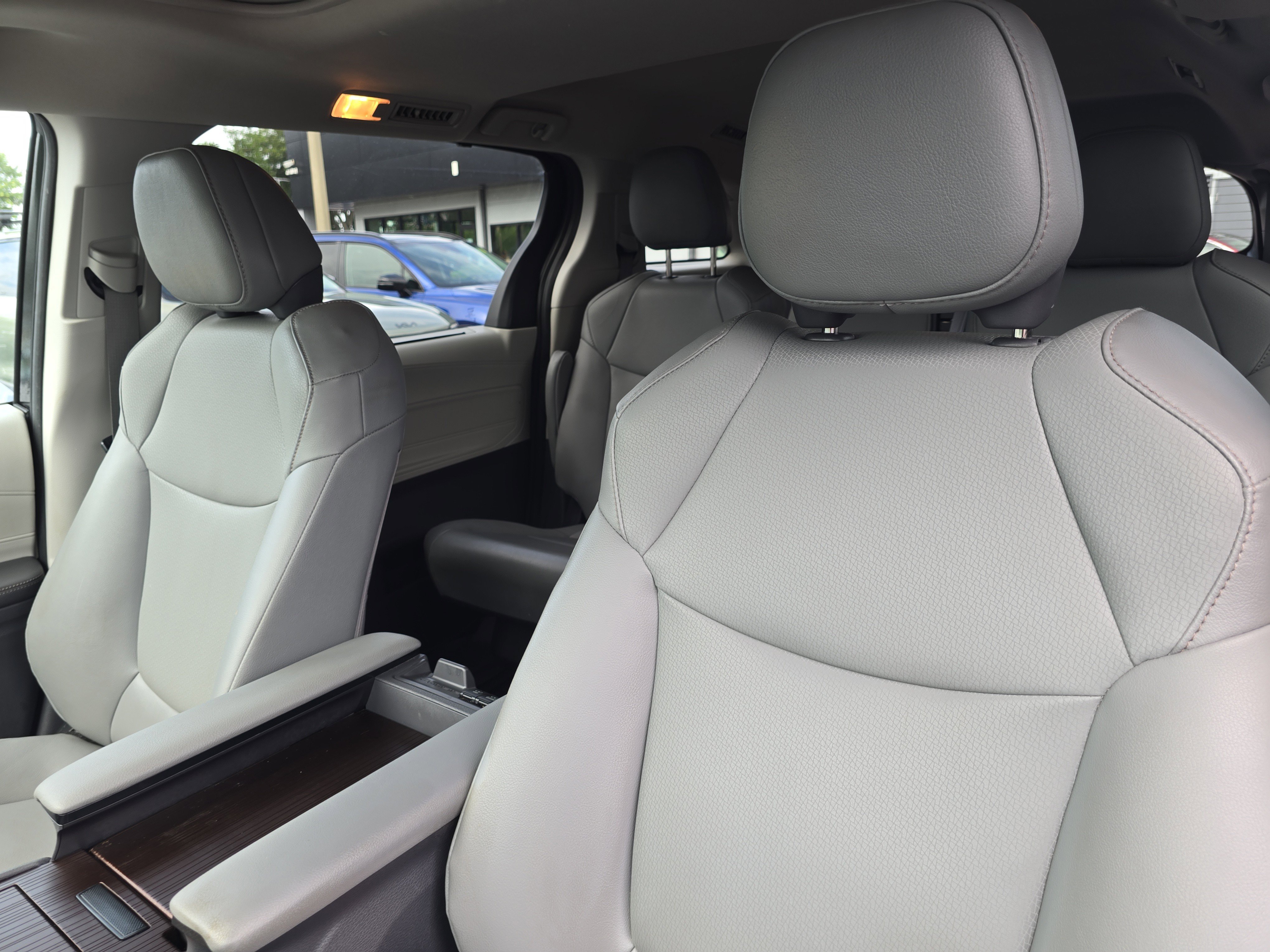 Used 2022 Toyota Sienna XLE FWD image 23
