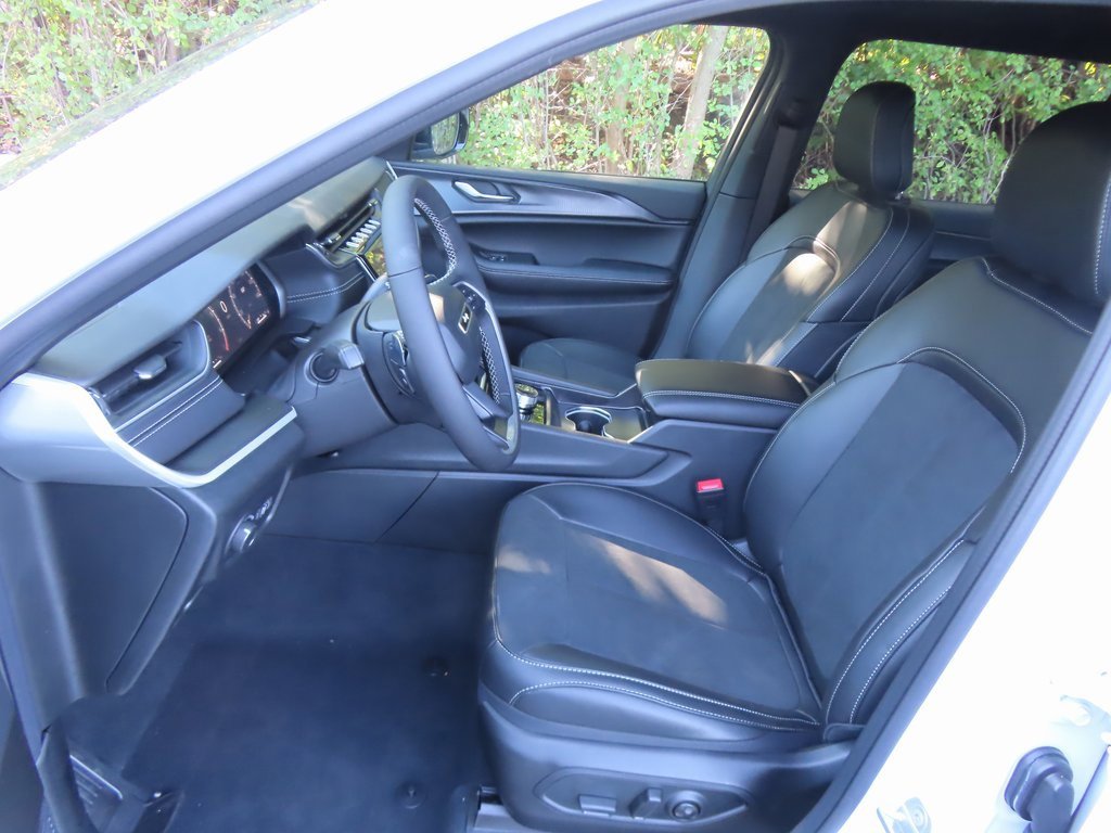 New 2025 Jeep Grand Cherokee L Altitude image 19