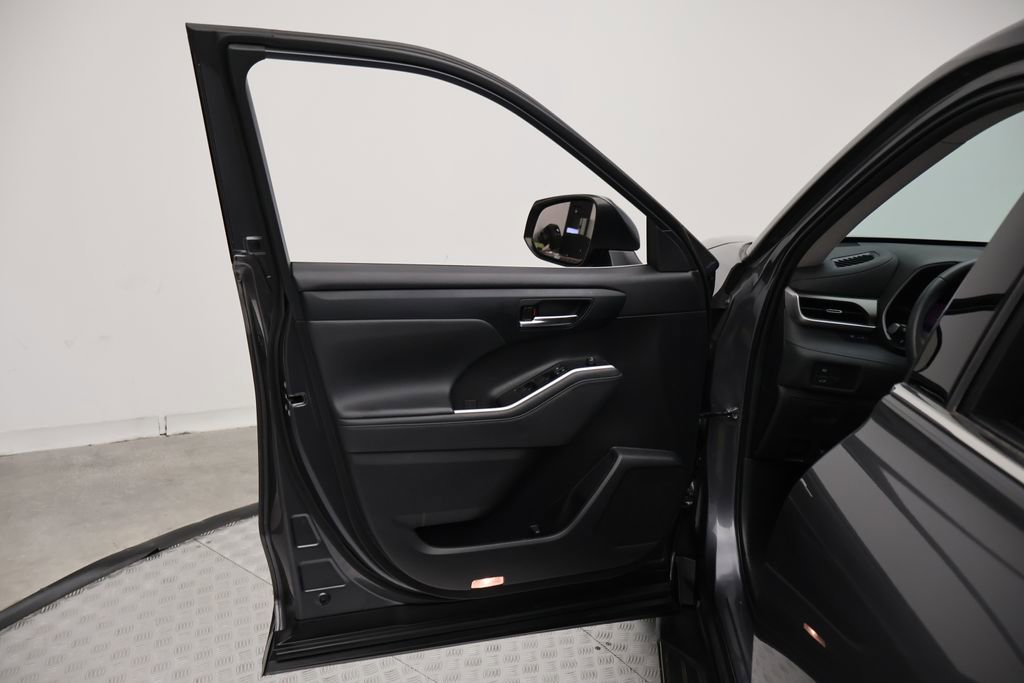 Used 2021 Toyota Highlander XLE FWD image 16