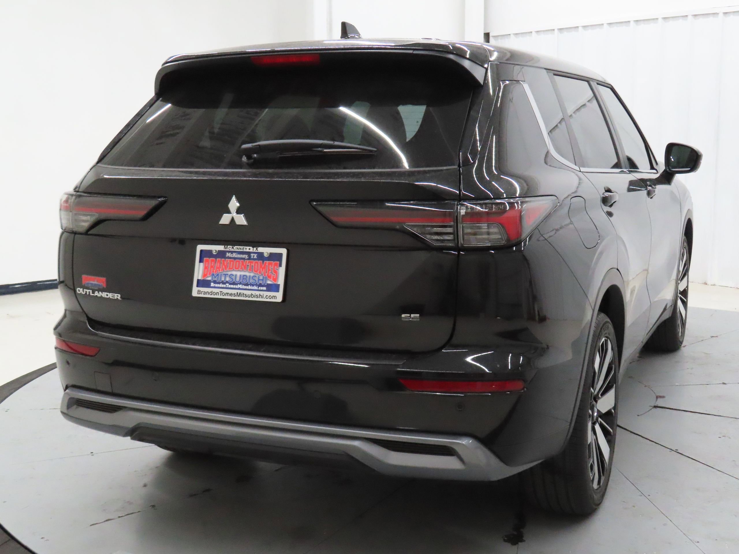 New 2026 Mitsubishi Outlander SE FWD image 3