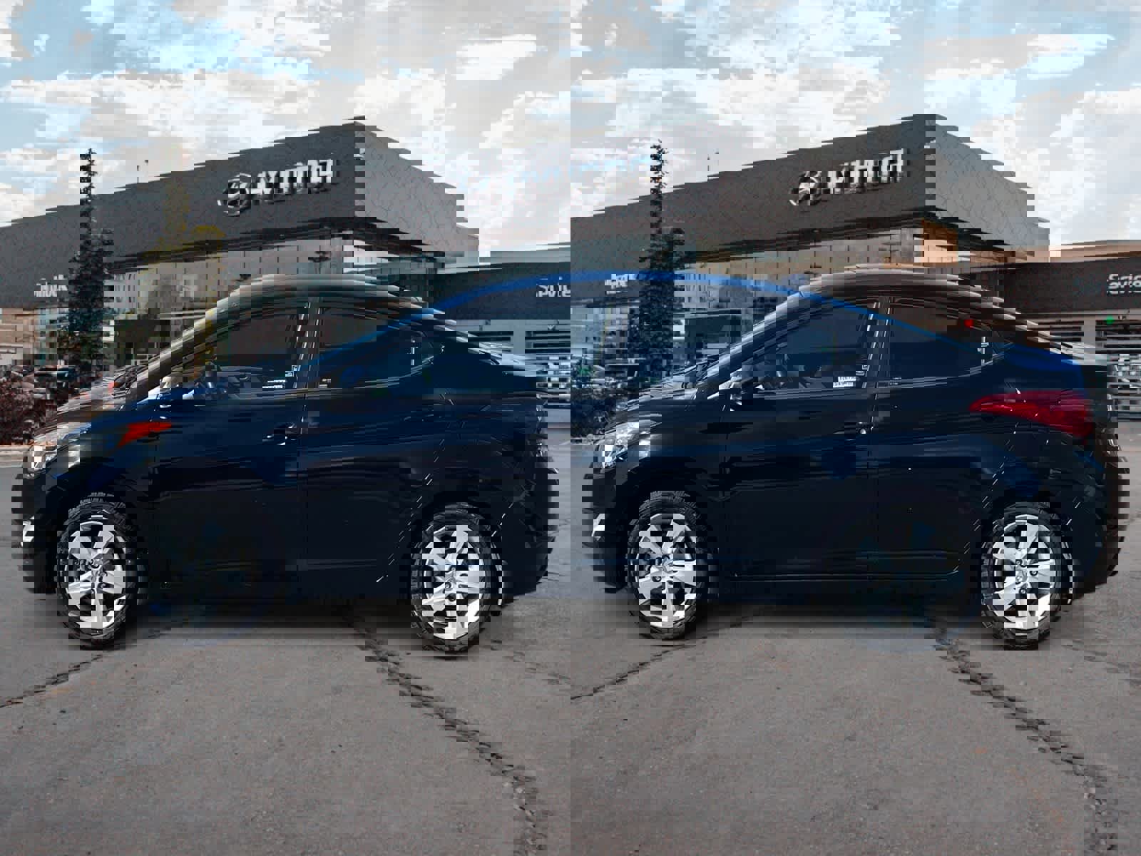 Used 2013 Hyundai Elantra GLS w/ Preferred Pkg image 2