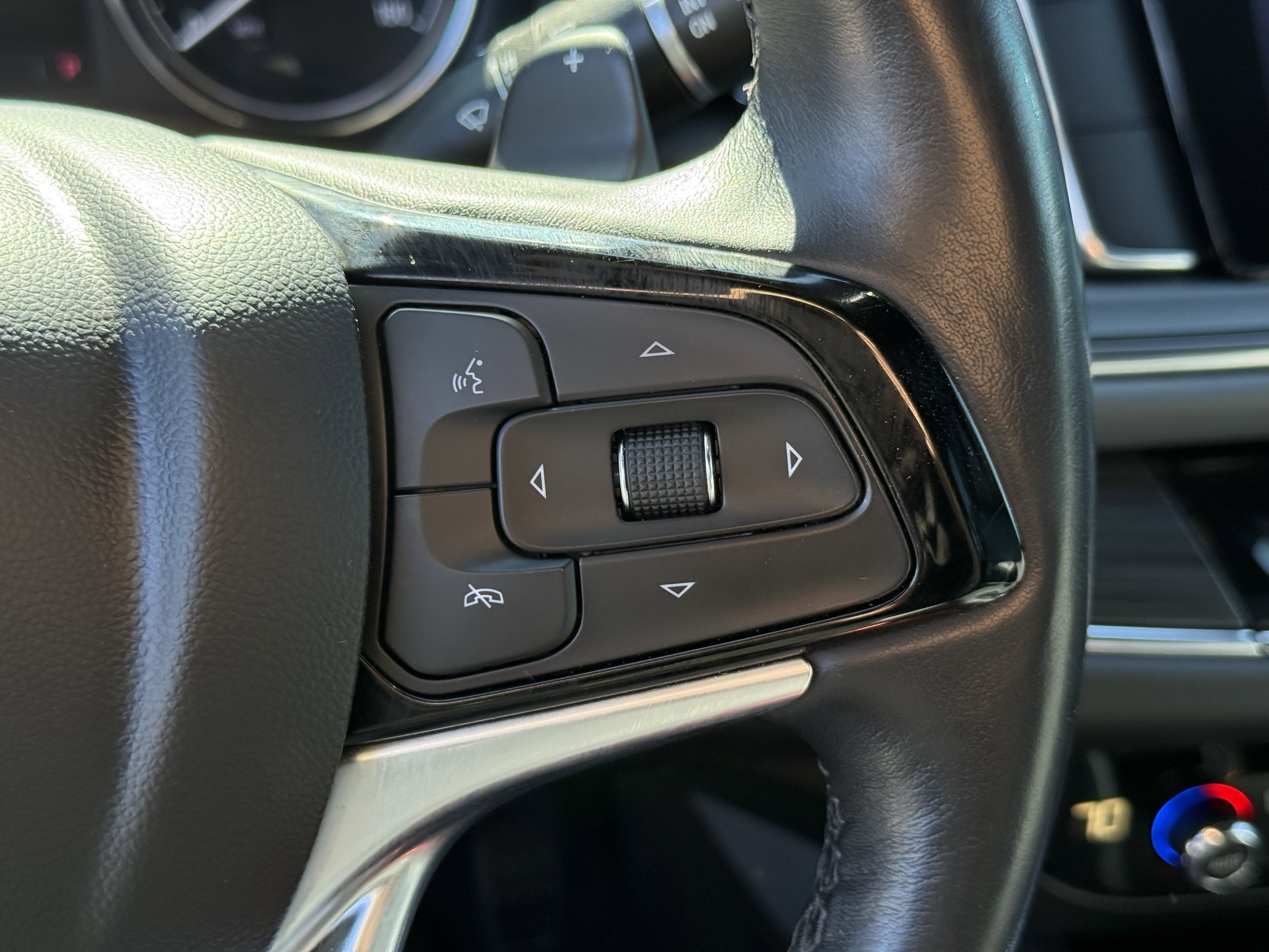 Used 2023 Buick Enclave Essence w/ Sport Touring Edition image 17