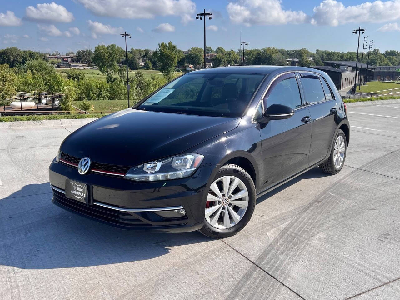 Used 2018 Volkswagen Golf SE image 2