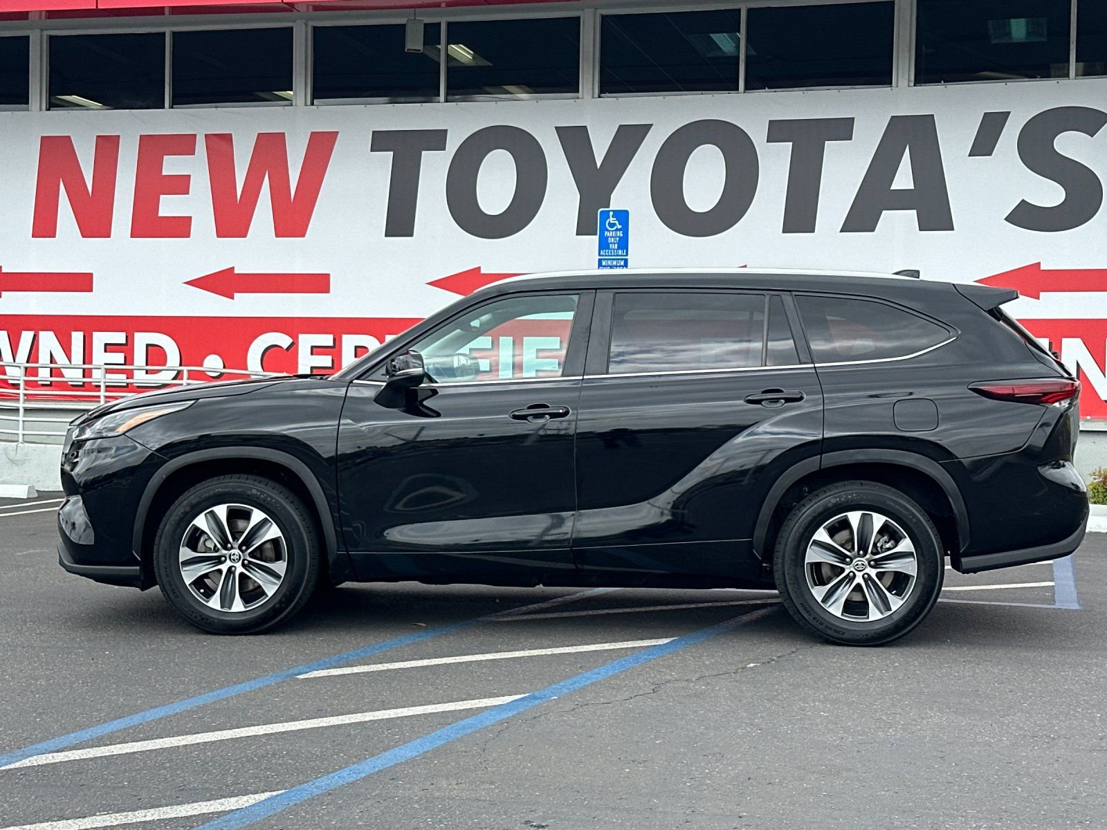 Used 2024 Toyota Highlander XLE FWD image 2