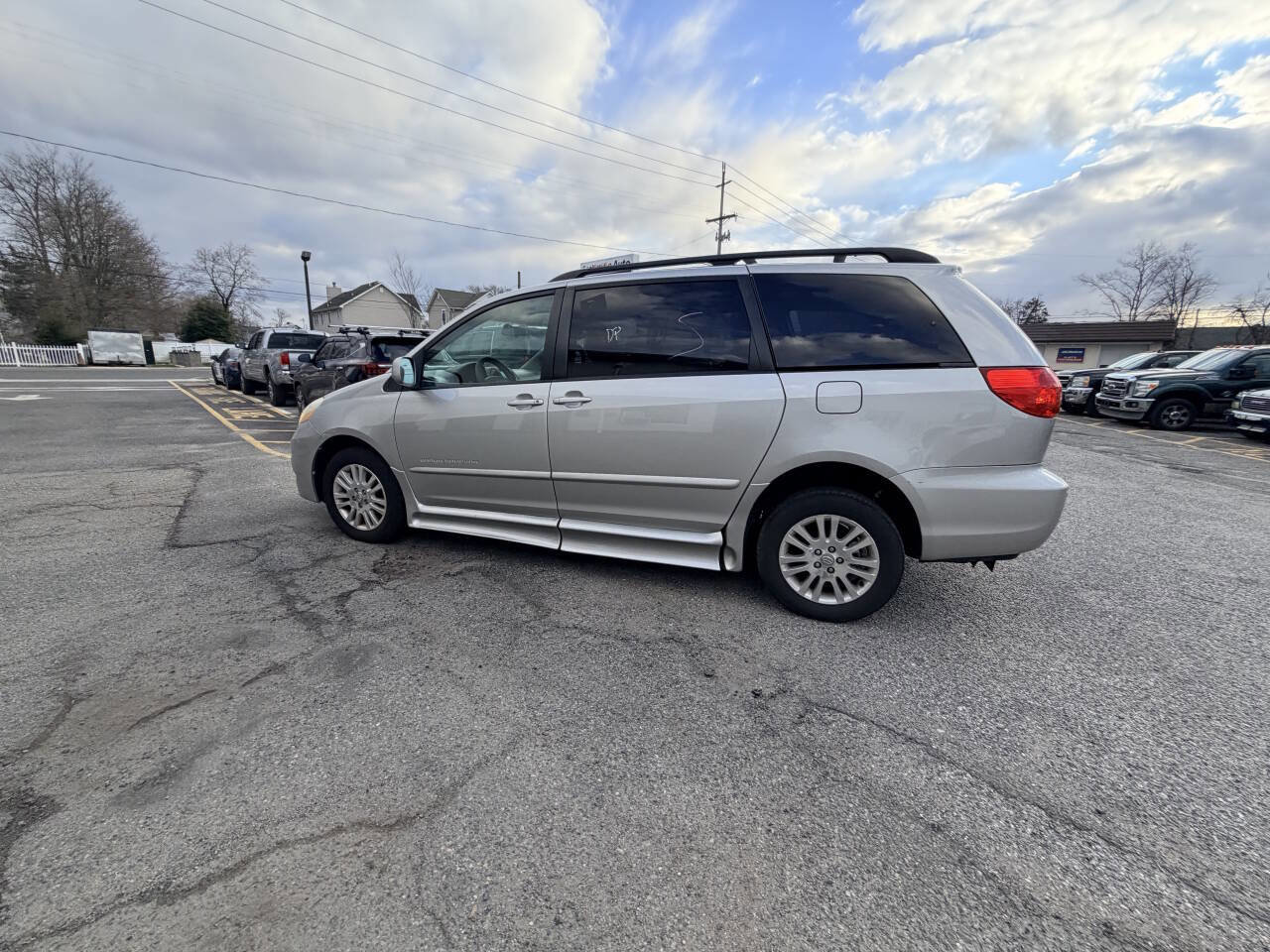 Used 2010 Toyota Sienna XLE Limited image 14