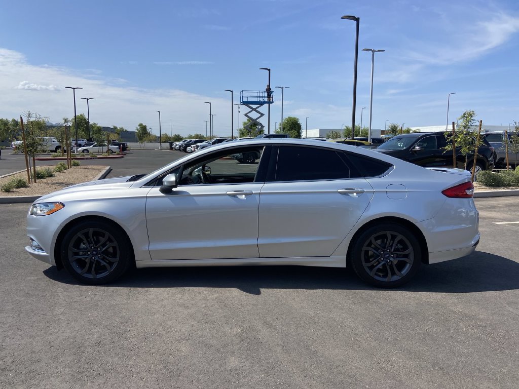 Used 2018 Ford Fusion SE w/ Equipment Group 201A FWD image 4