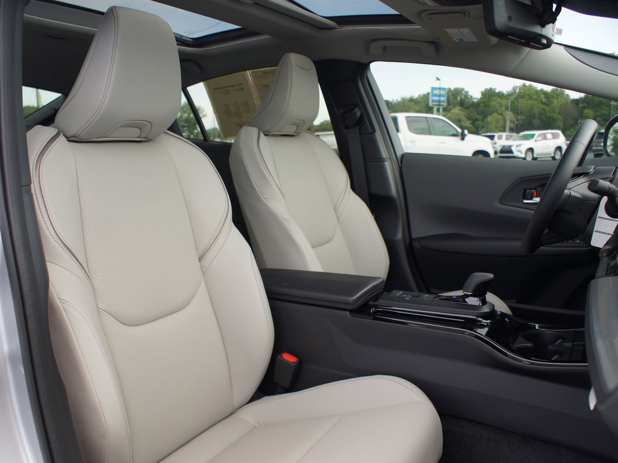 Used 2024 Toyota Prius Limited w/ Limited Premium Package FWD image 23