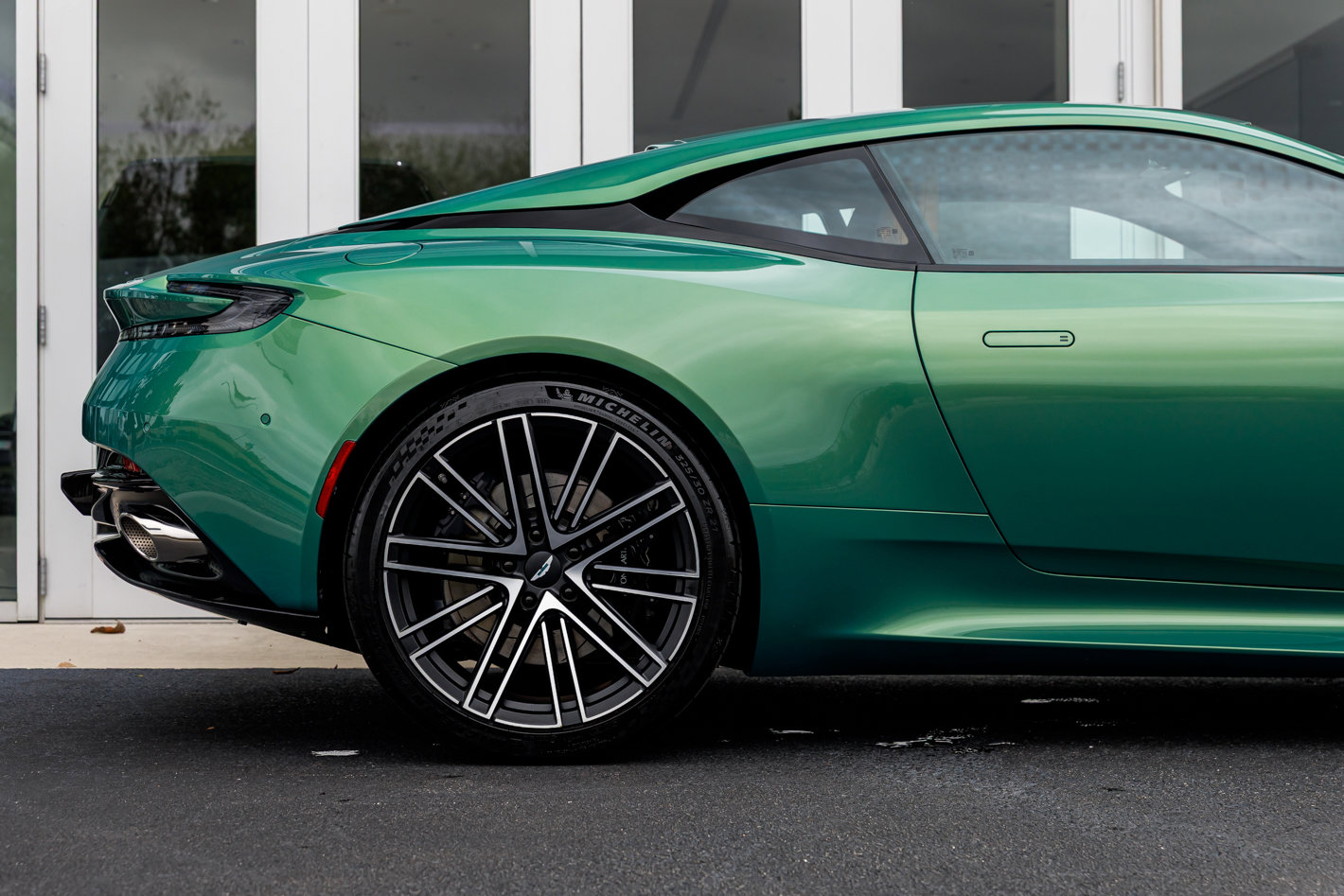 Used 2025 Aston Martin DB12 Coupe image 23