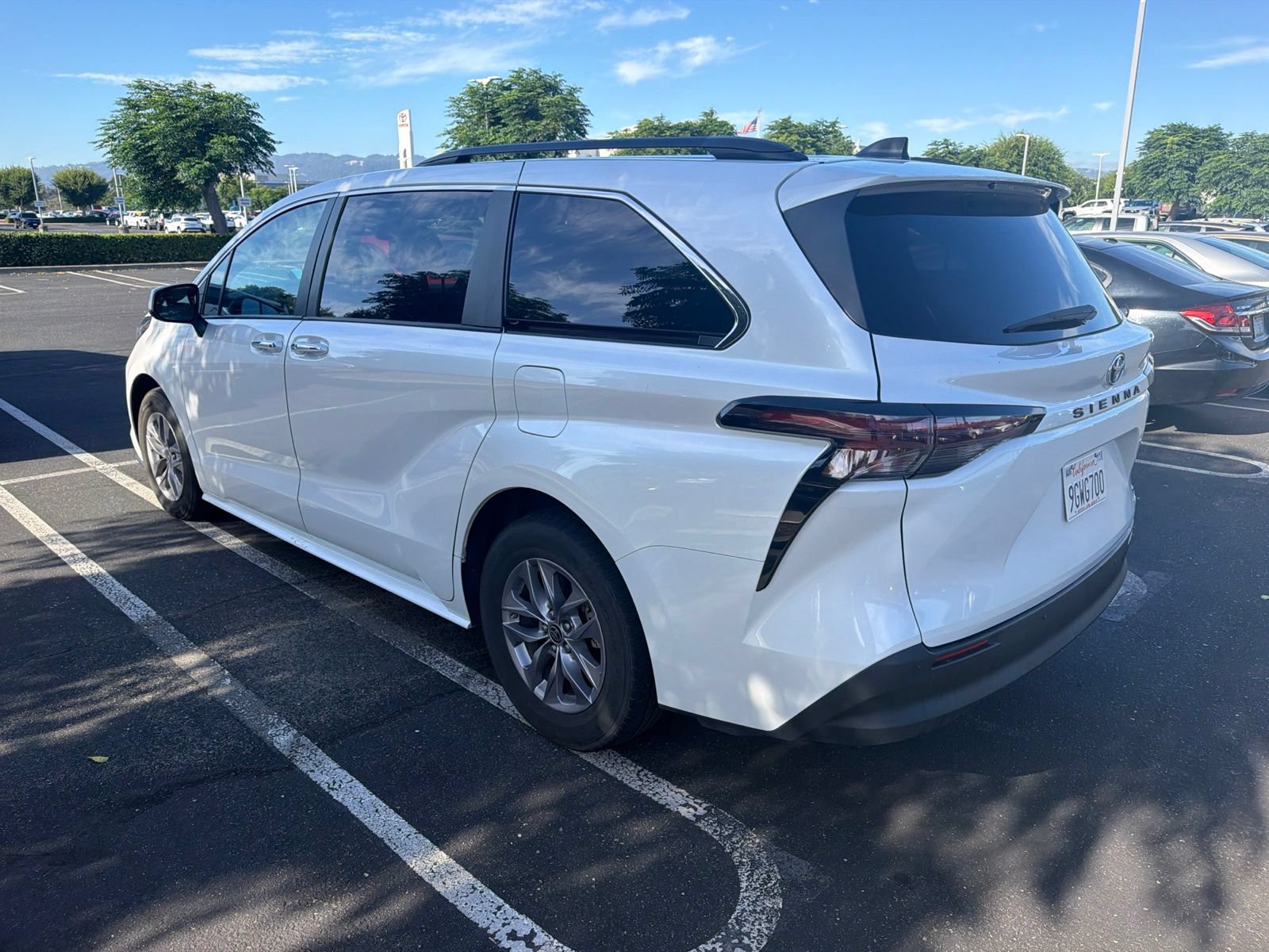 Certified 2023 Toyota Sienna XLE FWD image 4
