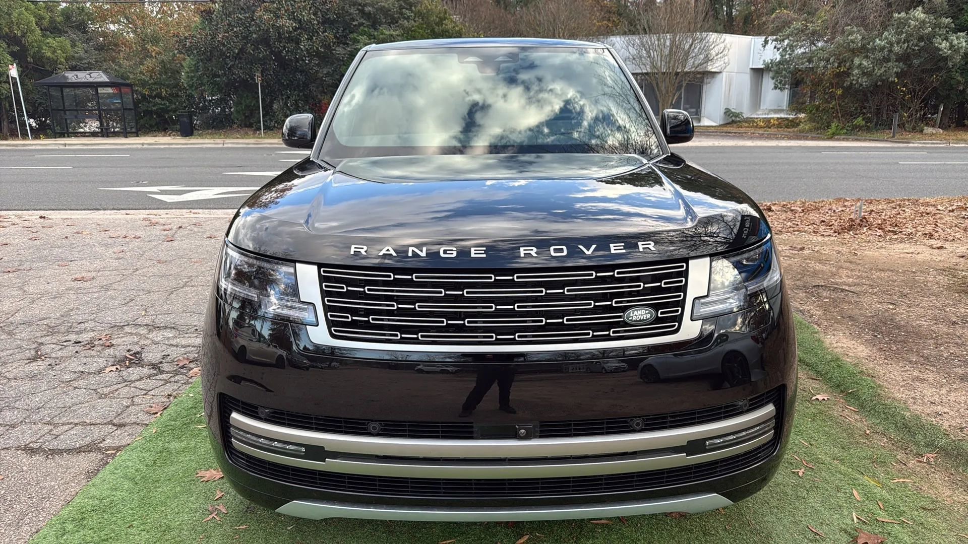 Used 2024 Land Rover Range Rover SE image 1