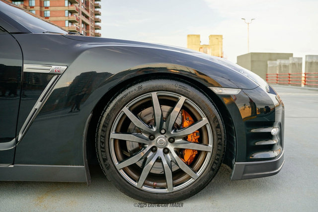 Used 2014 Nissan GT-R Premium w/ Premium Interior Package image 11
