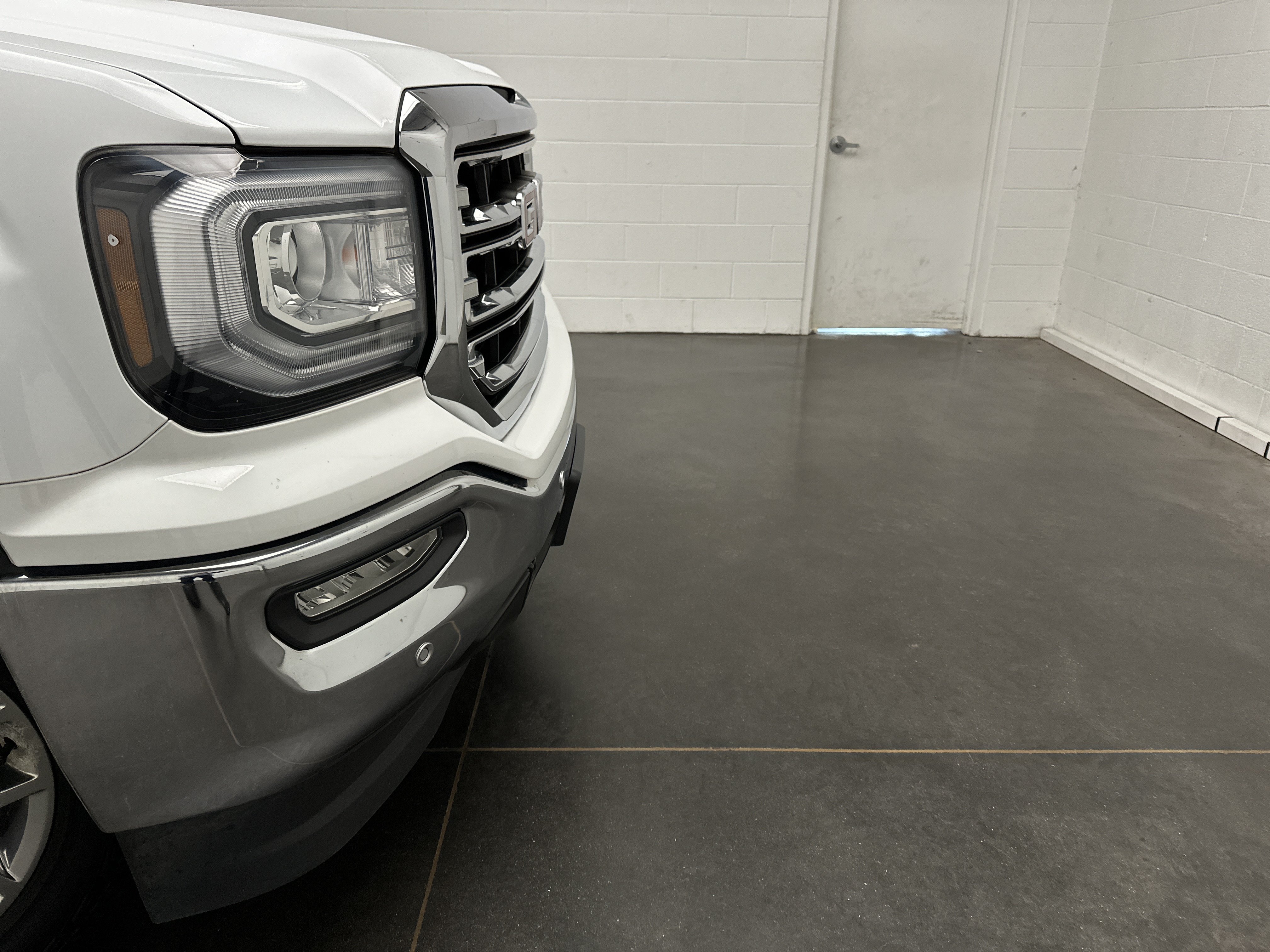 Used 2018 GMC Sierra 1500 SLT w/ SLT Premium Package AWD/4WD image 2
