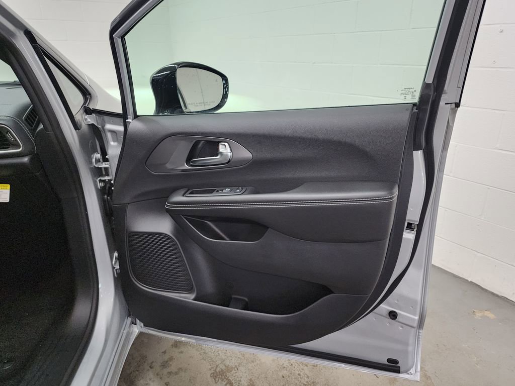 New 2026 Chrysler Pacifica Select w/ S Appearance Package image 42