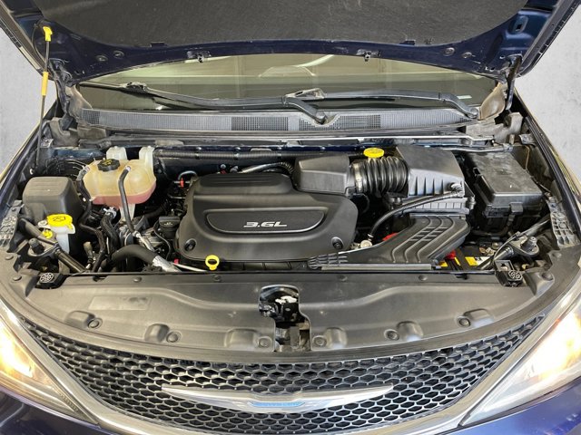 Used 2017 Chrysler Pacifica Touring-L FWD image 23