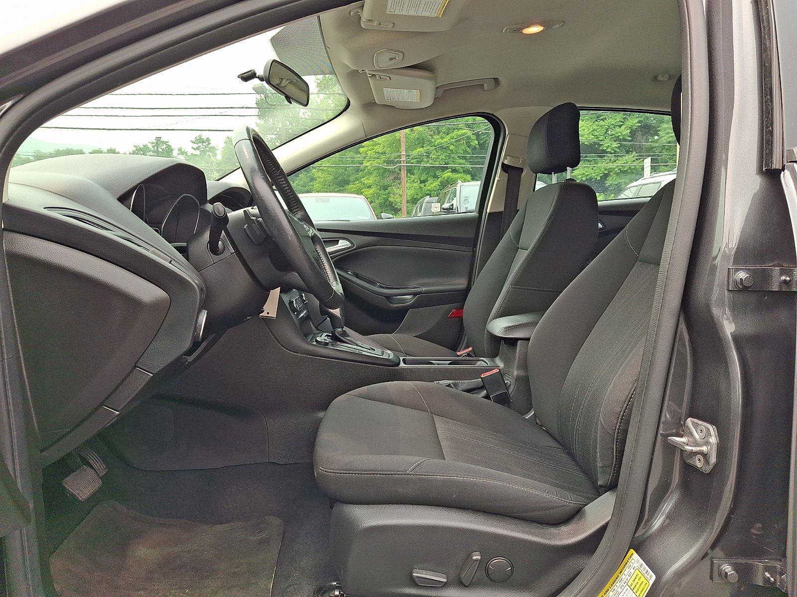 Used 2016 Ford Focus SE w/ SE Sport Package FWD image 13