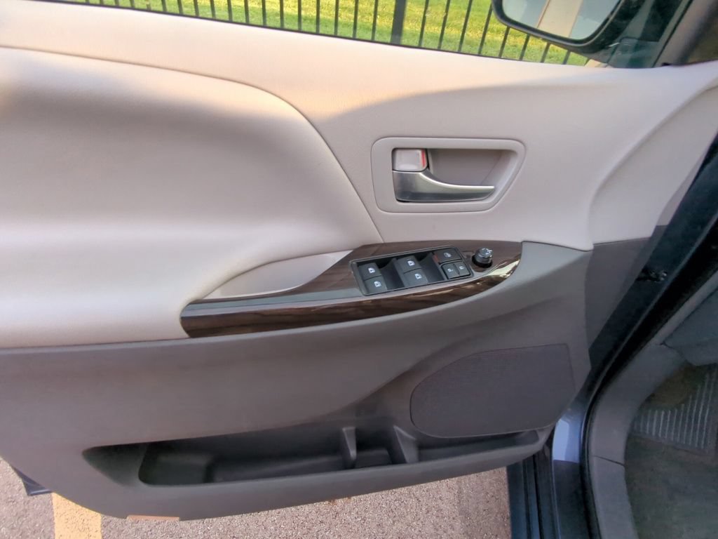 Used 2017 Toyota Sienna XLE FWD image 8