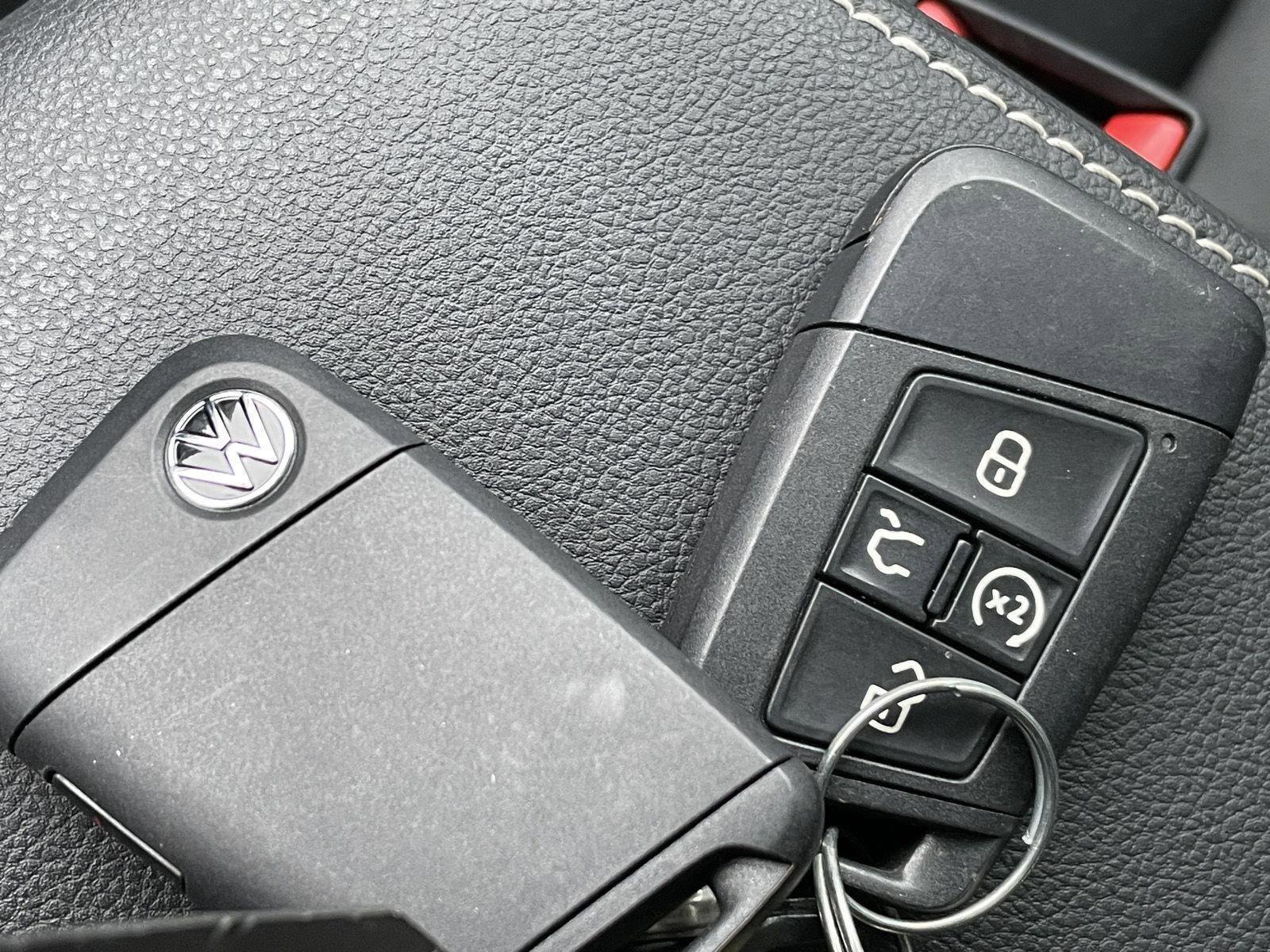 Used 2023 Volkswagen Tiguan SE R-Line image 32