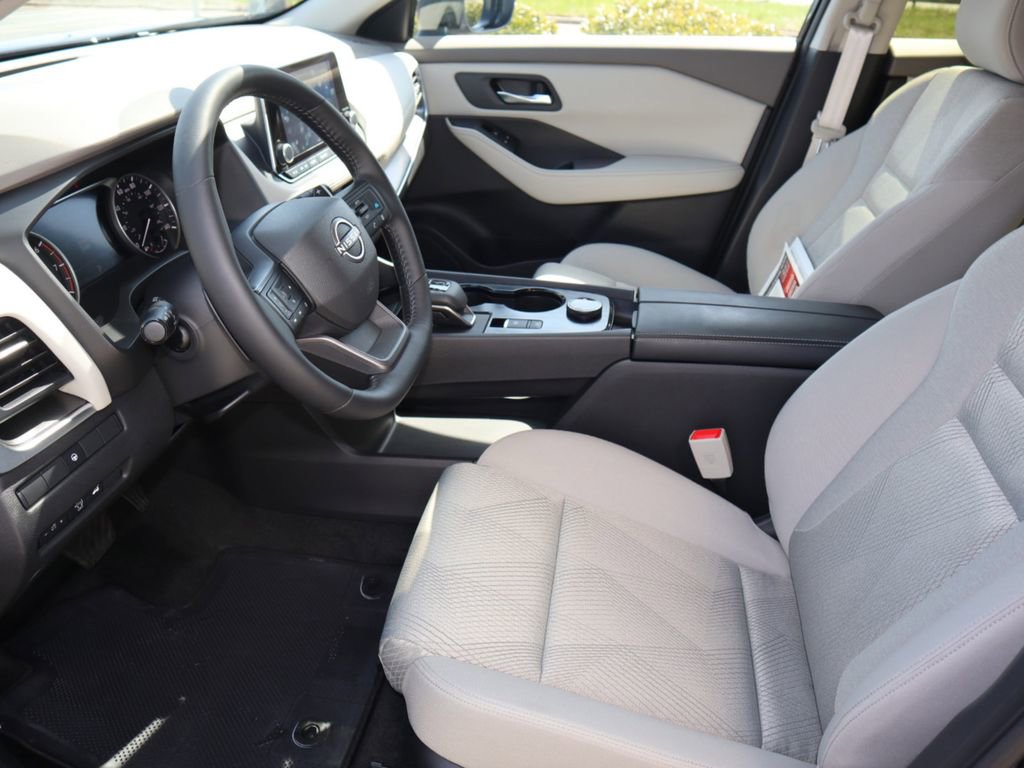 Certified 2025 Nissan Rogue SV image 13