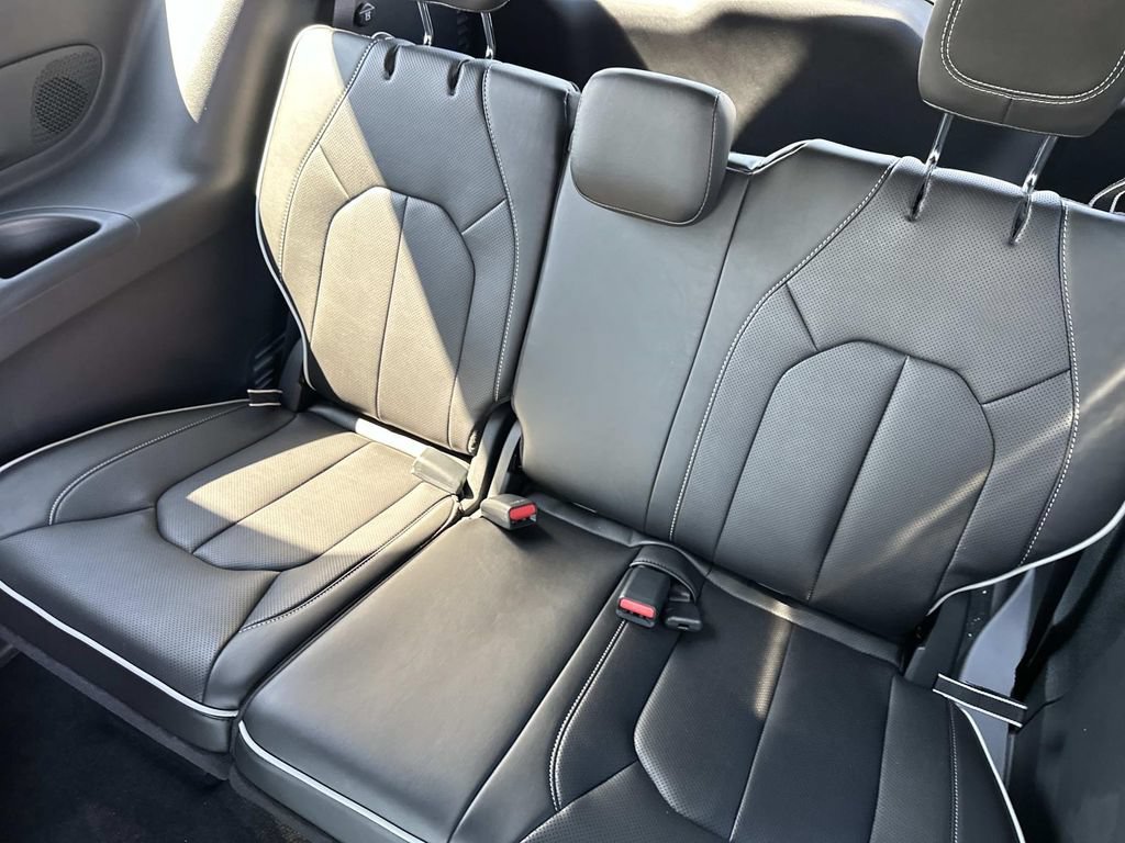 New 2027 Chrysler Pacifica Limited AWD/4WD image 10