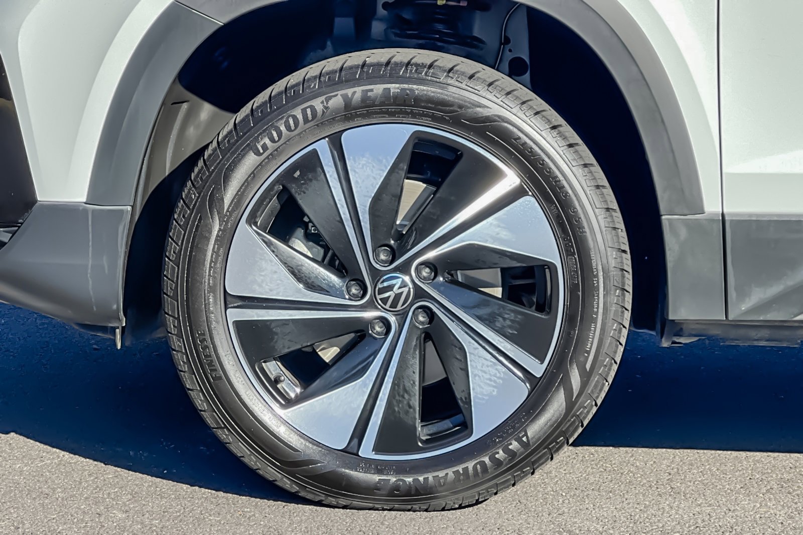 Used 2024 Volkswagen Taos SE image 37